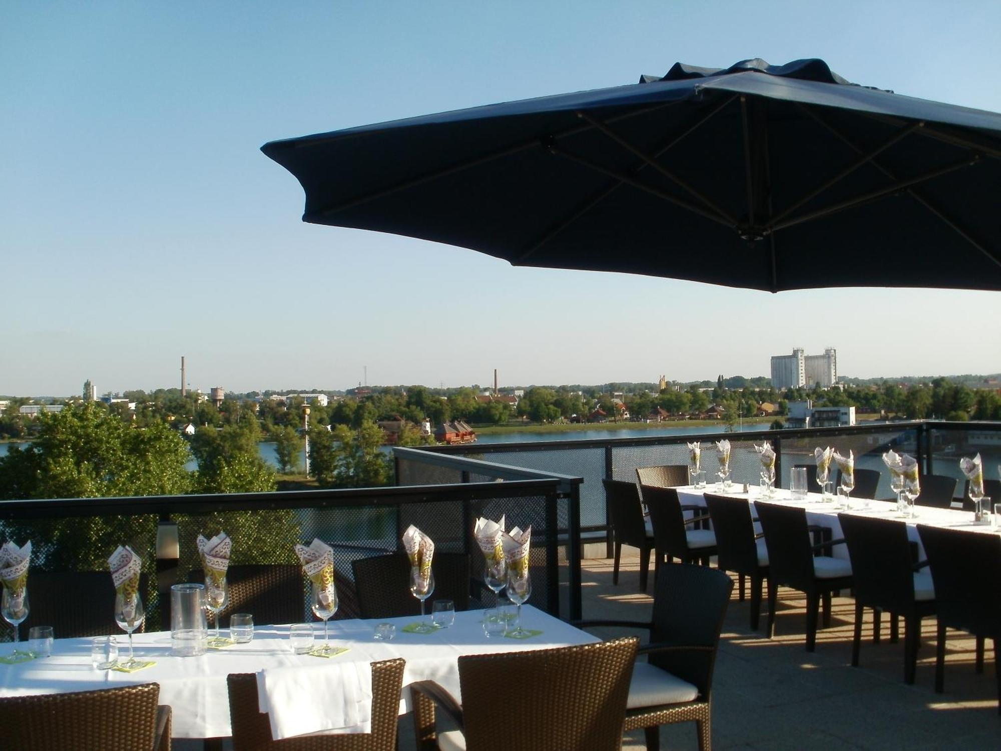 Hotel Dolphin - Adult Friendly Сенец Экстерьер фото