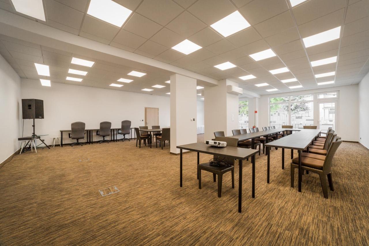 Hotel Dolphin - Adult Friendly Сенец Экстерьер фото